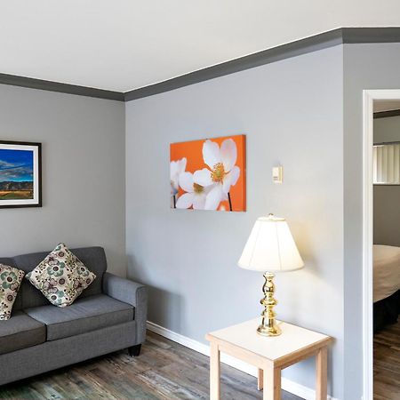 Tiki Shores Inn & Suites Penticton Dış mekan fotoğraf