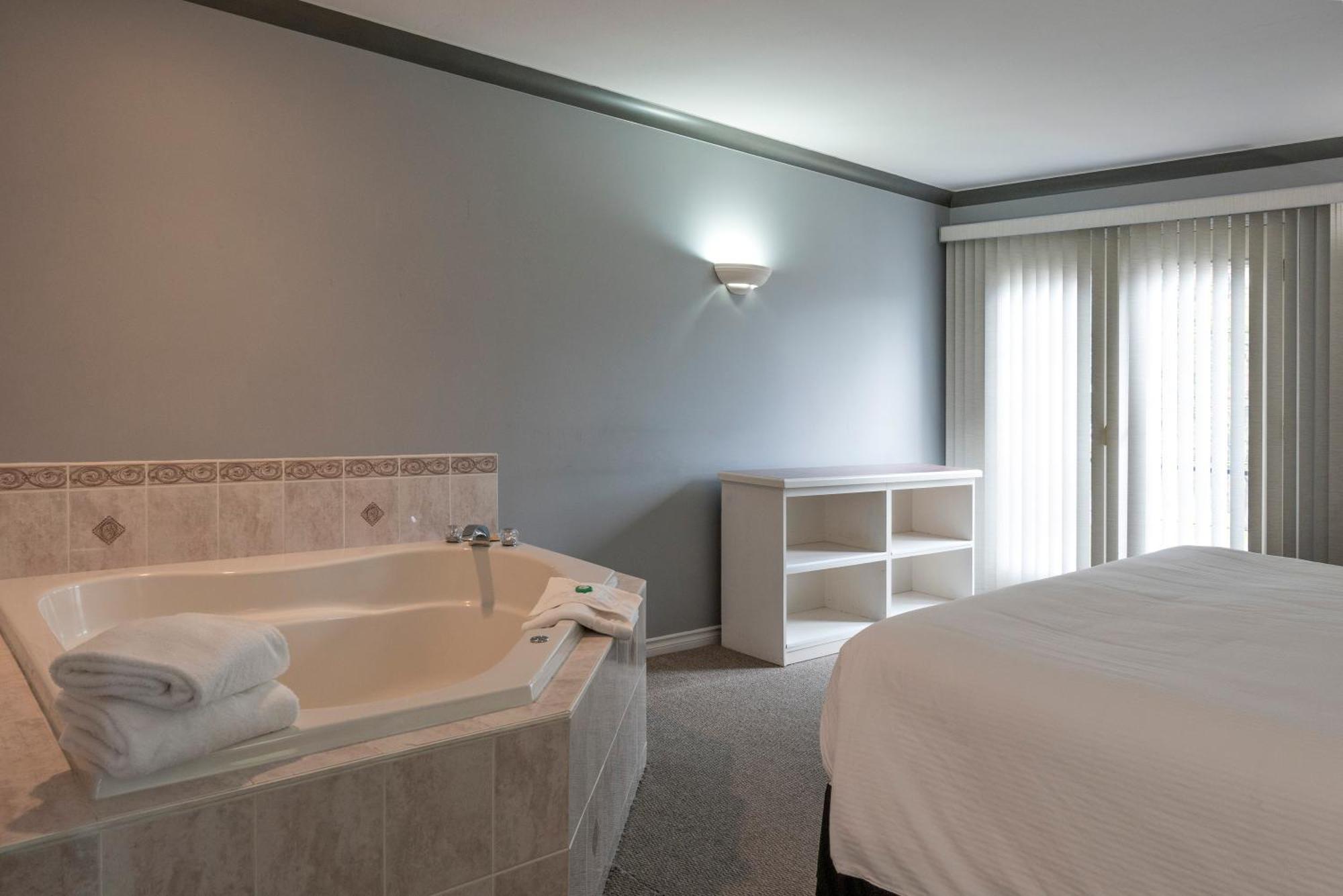 Tiki Shores Inn & Suites Penticton Dış mekan fotoğraf