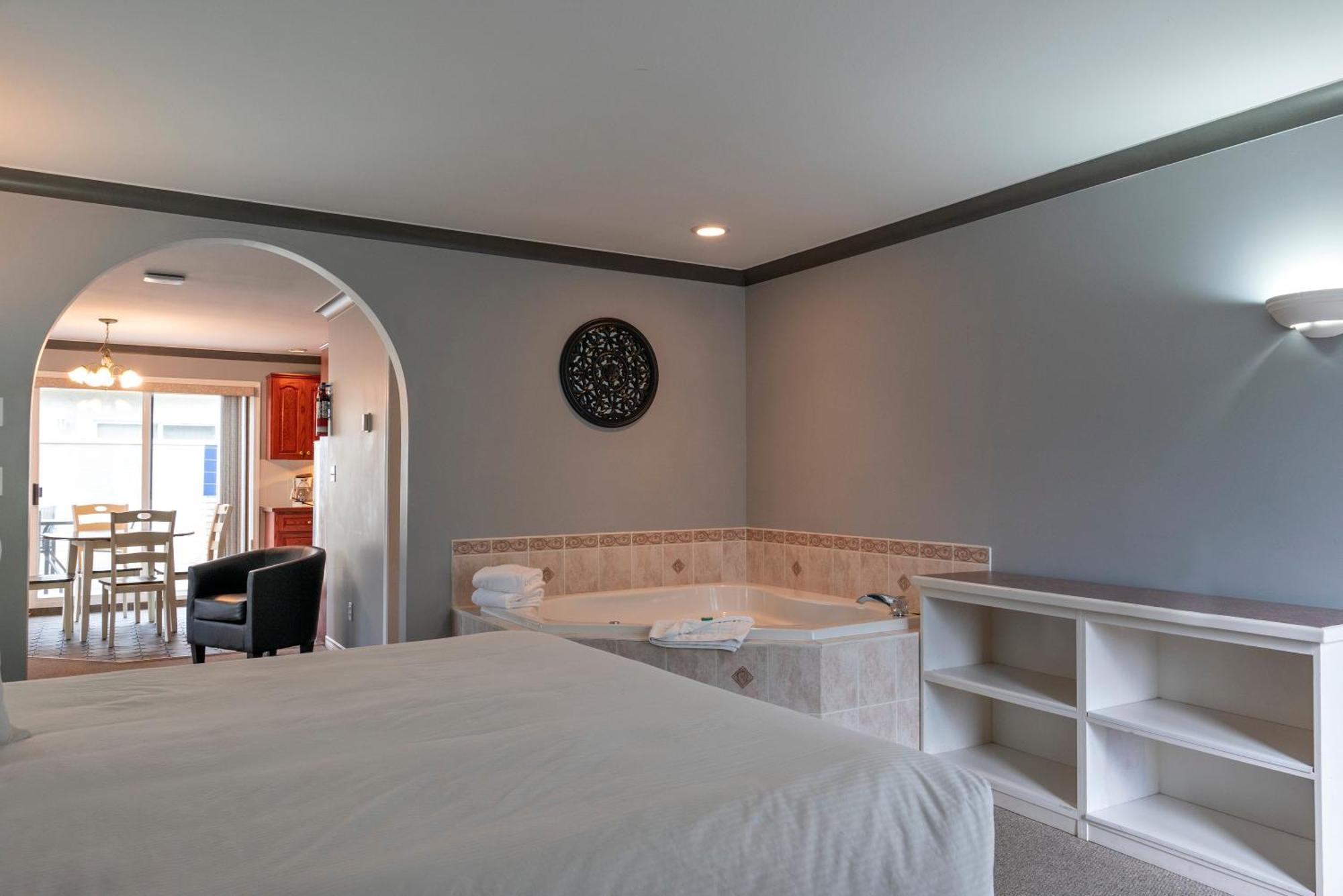 Tiki Shores Inn & Suites Penticton Dış mekan fotoğraf