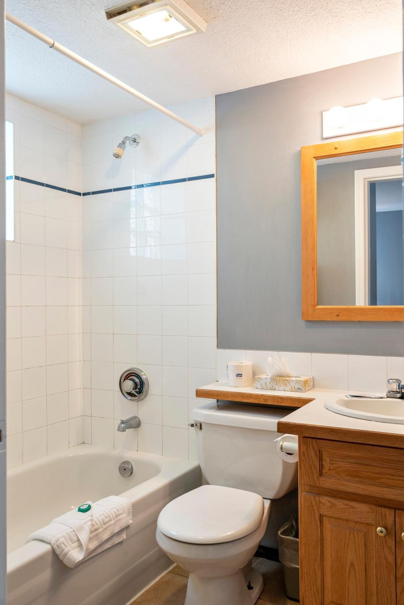 Tiki Shores Inn & Suites Penticton Dış mekan fotoğraf