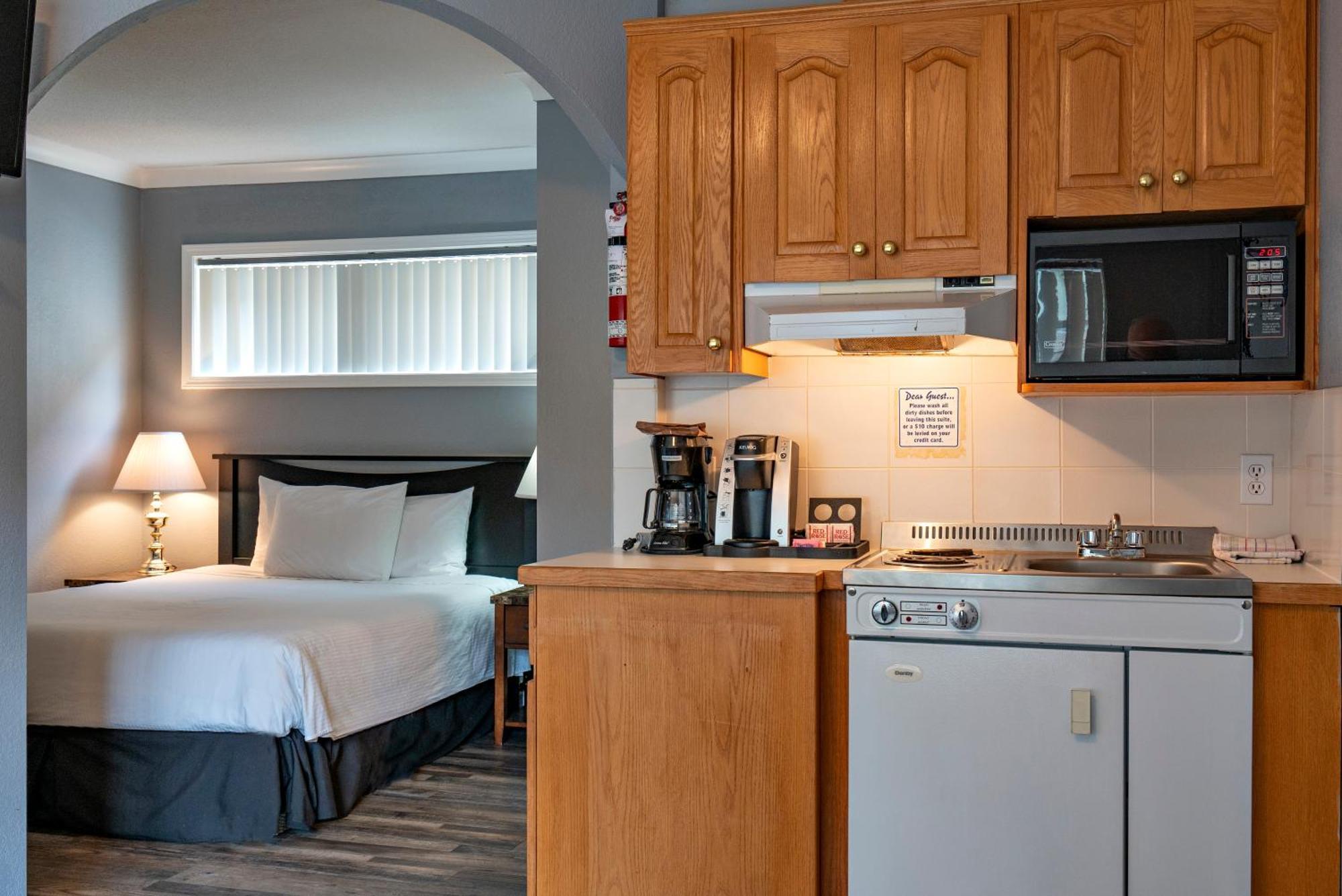 Tiki Shores Inn & Suites Penticton Dış mekan fotoğraf
