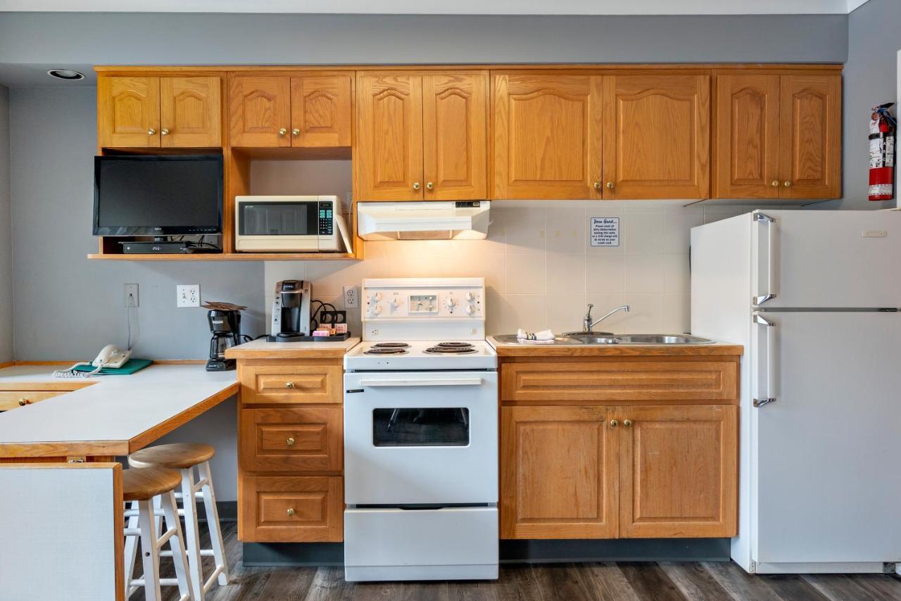 Tiki Shores Inn & Suites Penticton Dış mekan fotoğraf