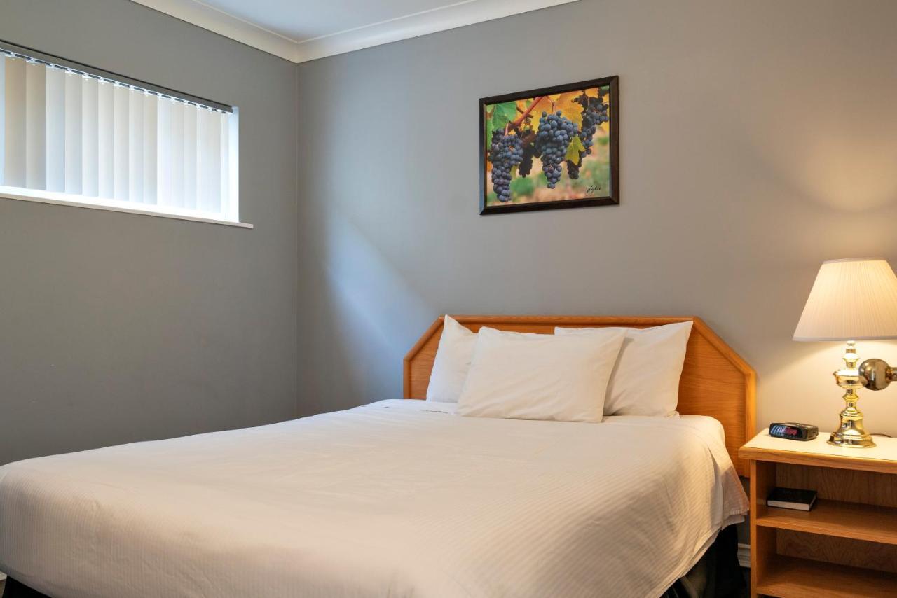Tiki Shores Inn & Suites Penticton Dış mekan fotoğraf