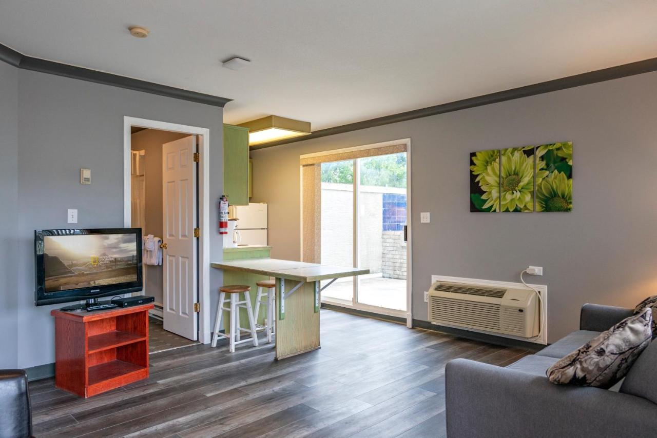 Tiki Shores Inn & Suites Penticton Dış mekan fotoğraf